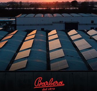 Dach mit Solaranlagen im Vordergrund Barbera Logo