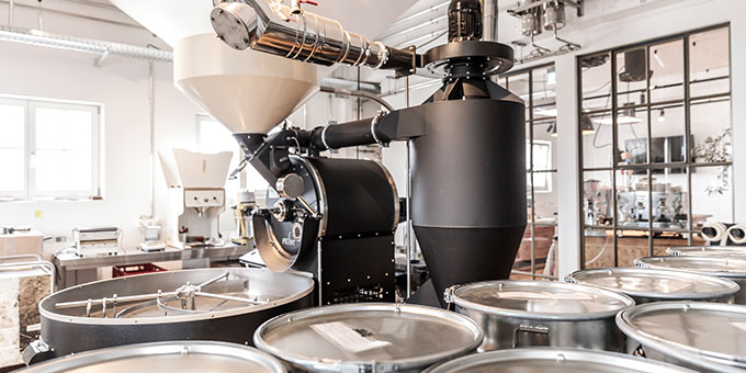 Schwarzer Trommelröster von Fortezza Espresso  mit Luftbett zum Abkühlen der Kaffeebohnen