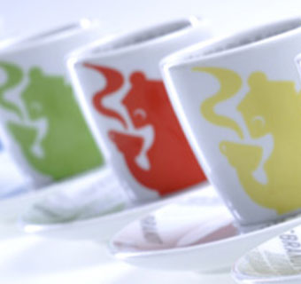 Kaffeetassen mit bunten Hausbrandt Logos