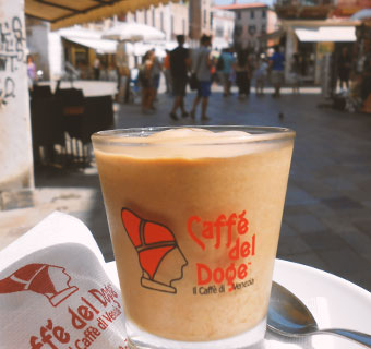 Ein Glas mit Kaffee in Venedig.