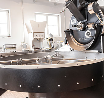Schwarzer Trommelröster und schwarzes Luftbett bei Fortezza Espresso in Produktionsanlage