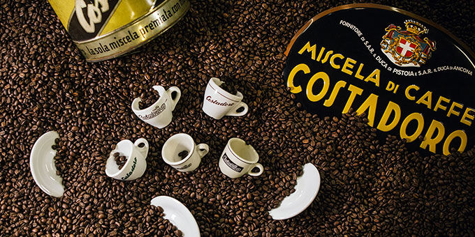 Kaffeebohnen und -tassen von Costadoro