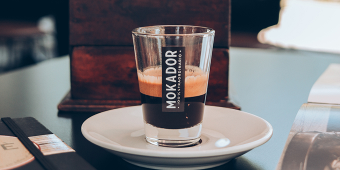 Kaffee in einem Mokador-Glas