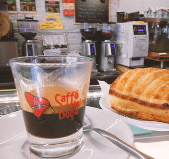 Ein Glas mit Kaffee in einem Café.