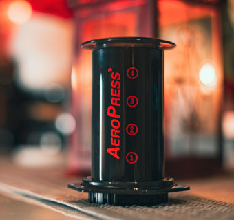 Ein AeroPress Go Coffee Maker auf einem Tisch