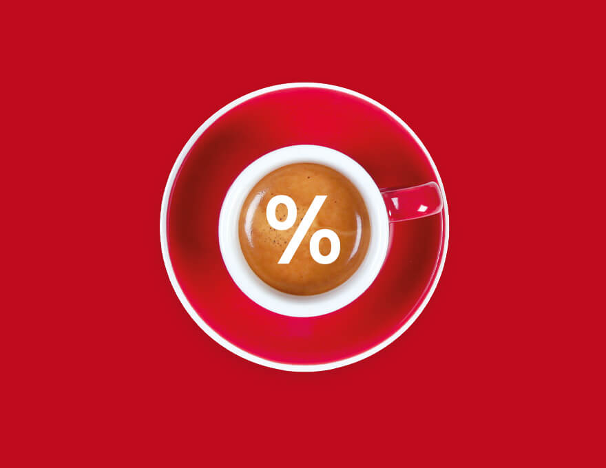 Rote Espressotasse auf rotem Hintergrund mit weißem Prozentzeichen