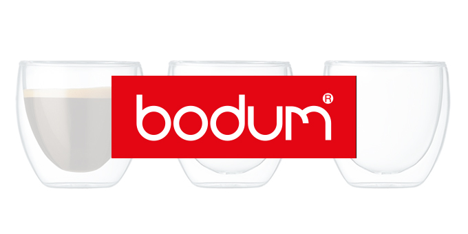 Bodum Logo mit drei Gläsern im Hintergrund