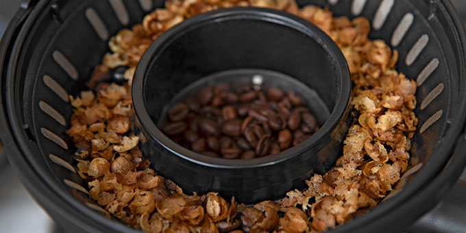 Bohnen in einem Kaffeeröster