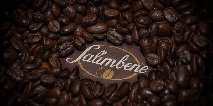 Salimbene Logo auf Kaffeebohnen