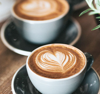 Zwei Cappuccino mit Latte Art Herz