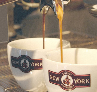 Zwei New York Caffé Tassen werden mit Kaffee befüllt