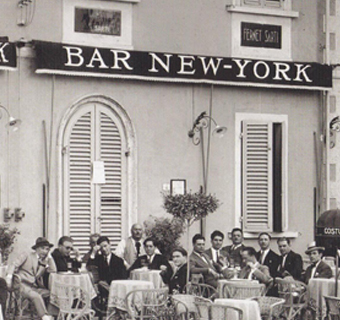 Menschen sitzen vor dem Café von New York