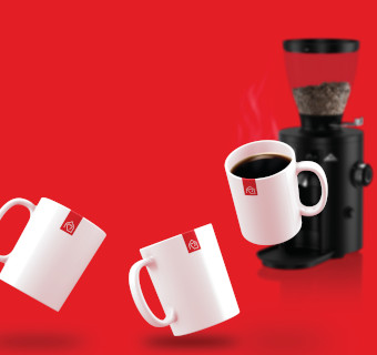 Weiße Kaffeetassen auf roten Hintergrund