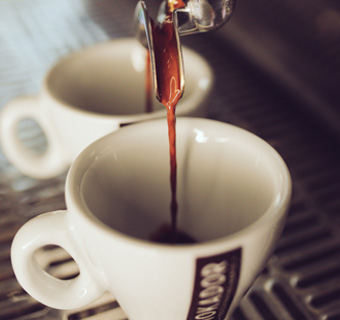 Kaffee fließt aus einem Siebträger in eine Tasse