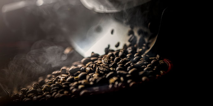 Dampfende Kaffeebohnen in der Nahaufnahme im Röster