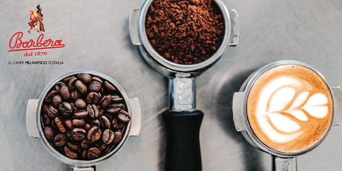 Siebträger mit Kaffeebohnen, gemahlenem Kaffee und Latte Art Motiv 