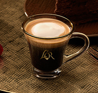 Espresso mit Milchschaum in Glastasse mit L'Or Espresso Logo