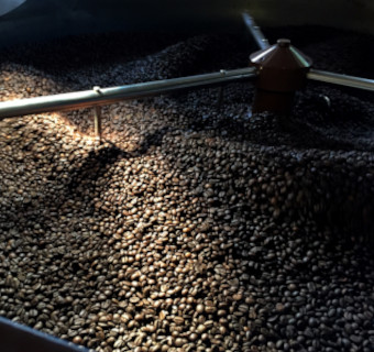 Eine gefüllte Rösttrommel voller Kaffeebohnen