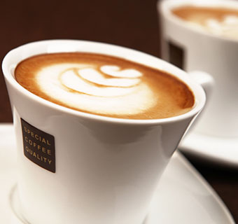 Blatt Latte Art in Alps Coffee Cappuccinotasse