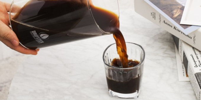 Der Kaffee wird aus dem Dripster Gefäß in ein Glas geschüttet