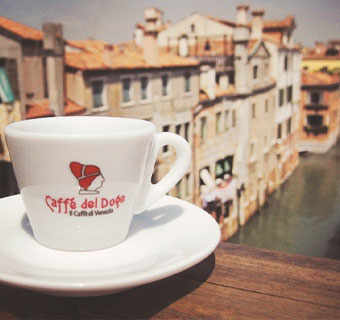 Eine Tasse von Caffé dEine Tasse in Venediges Doge in Venedig.